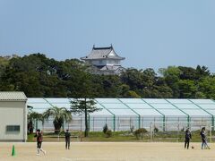 県民の森では、春休みだから学生さんたちがサッカーしていました。
向こうに見えるのが大多喜城。