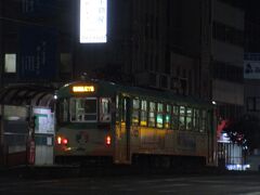 とさでん交通桟橋線の路面電車。
今夜からお世話になるホテルは、とさでん交通のはりまや橋・堀詰両電停が最寄りです。
鉄道好きなのでここは路面電車に乗ろうとも思ったのですが、家内から「歩いて行きたい」とのリクエストが有り、実際歩いてもそう遠くない距離なので、今日は敢えて徒歩でホテルに向かいます。