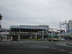 横断歩道を渡れば、その先が高知駅です。