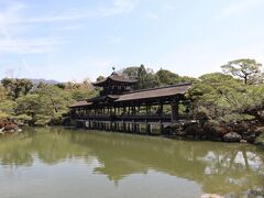 栖鳳池を横切るように掛った泰平閣、美しい！
回廊は通行可能となっています。