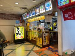 今回はこの中から五ェ門さんに決定！
このお店の中でも食べられますが、カウンターでオーダーして番号札をもらえば広場内の席まで持って来てくれます。
それにしても店構えが空港のお店っぽくないですよね。