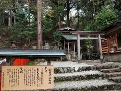 御髪神社は、日本で唯一の「髪」の神社です。
日本最初の髪結いとされる藤原采女亮政之公を奉っています。