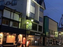 今晩お世話になるスキーハウス湯沢
1階が、スキーレンタルショップ。
すごく流行っていました。
めちゃくちゃ親切な店員さんです。