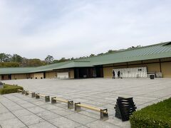 続いては
阪急と地下鉄烏丸線を乗り継いで
今出川駅下車

向かうは　京都迎賓館

観覧料は2000円と高額ですが
こちらの枝垂れ桜は
きっと
世間の風にさらされることなく
開花のときを迎えたはず

京都一　気高く高貴なはず　