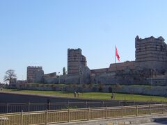 こちらは、テオドシウス城壁です。イスタンブールの半島を金角湾からマルマラ海まで南北に続いていて、ここを越えないと陸からは入れません。内壁・外壁・堀と三重構造になっており、長さは約7km。