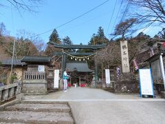 石の鳥居とその奥にある随神門

所在地： 〒370-3341 群馬県高崎市榛名山町８４９
開業： 西暦586年
営業時間：7時00分～17時00分
電話： 027-374-9050