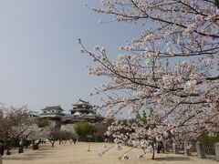 2021年3月29日　快晴　でも　黄砂で曇り　【3月29日　歩行数15439歩】

向こうに見えるは天守。
後半はいよいよ天守のある本壇へ突入だ！

（さっき泣いたカラスがもう笑うとはこの事なりw）

さっさと行かないとまたモンスターボランティア婆さんに捕まるぞってかw
くわばらくわばら。
