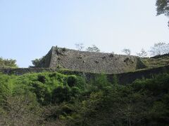 総役所跡という場所から岡城の石垣を見上げる