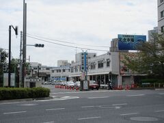 水産物専門の卸売市場・足立市場。
豊洲や築地と比べこじんまりした市場で、知名度もそれほどありませんが、その分混雑する心配がない市場です。平日の10時過ぎに伺いましたが、すでにセリや後片づけは終わっていて、市場らしい活気は見られませんでした。担当の方の話では、遅くとも9時までに来なくて市場らしい活気は伝わらないとのことでした。