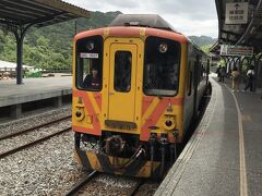 瑞芳駅で平渓線に乗り換え、十分駅に向かいます。黄色い電車のレトロ感がいいですよね、顔がかわいい！