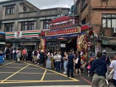 九分に到着。渋滞がすごく、思っていた以上に時間がかかりました。セブンイレブンが入口の目印です。