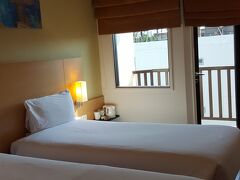 Ibis Kata。1人なら問題はない。
2人はキツいサイズ。
1泊400-600バーツ。2人なら2部屋が楽。
どの部屋も小さいながらベランダがあるので、濡れたダイビング用品を干せます。