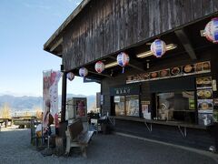 お風呂の外には、うどんなど軽食が食べられるところがあります。