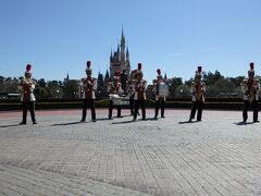 東京ディズニーランド・バンドの演奏に手拍子