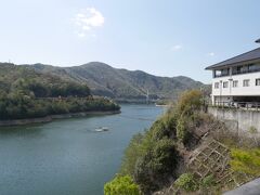 　右の建物はダムの管理施設です。遊学館という一般公開されたパネル展示室で八田原ダムの概要を学ぶ事ができます。
　ダムカードを貰うためにはインターホンを押して係の人を呼ばないといけないので、人との接触をできるだけ避けたい今のご時世という事もあり、やめておきました。