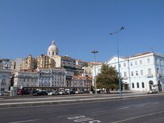 奥に見える円形の建物がサンタ・エングラシア教会でヴァスコ・ダ・ガマ等ポルトガル史上活躍した人物が祀られています。