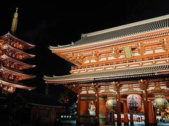 浅草に泊まったから、こうして夜の浅草寺を見ることができました。
たまには近場で泊まるのもいいものですね。