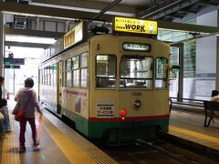 富山駅でポートラムから下車しました。
鉄道グッズを買おうと思って、南口にあるＥＳＴＡの２階改札口前にある
富山地方鉄道の売店に向かいました。
ところが、１６時３分に来た時には既に閉店していました。
なんと閉店時間が１６時なんです。
改札脇の窓口にはグッズは陳列されているけれど
販売は売店だけだそうで、ショック！
グッズ販売に力を入れている鉄道かどうかの違いなんでしょうね。
気持ちを切り替えて、今度は南富山駅行きのこの車輛に乗り込みます。
「デ7000形」は富山市中心部を走る路面電車で、
南富山駅前～富山駅前・大学前を結んでいます。