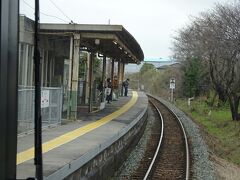 須恵駅。
同じ片面ホームでも、こちらは開業当時からの古い駅。