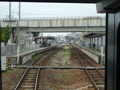 土井駅。上部を新幹線が通っている。