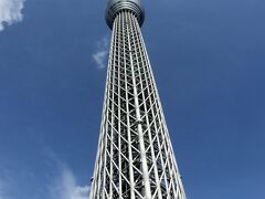 【東京スカイツリー】
やってきましたースカイツリー！！！本日もお天気良し！まだ朝8時!!(笑)
週末なので混んだら嫌だと思い、朝イチでやってきました。
早すぎて下のモールはオープン前だったので、開いているエリアのロッカーに荷物を入れて、上にあるチケットカウンターへ。
表玄関ではなく、裏口(団体入口？)みたいな所から入ってしまったようで、結構ウロウロしました。

もちろん最上階まで行ける、天望回廊のセット券を購入。
天候も含め、当日どうなるかわからなかったので前売りは買いませんでしたが、割引券をゲットしていたので、オトクに購入できました(\2700)