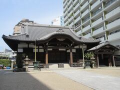 副都心線・明治神宮前駅から5分ほど、明治通り沿いに建つ長泉寺。
830年程の歴史がある曹洞宗の寺院で、墓地内にある石仏群が見どころです。