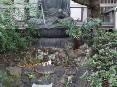 浄土寺には銅造地蔵菩薩坐像があり、港区指定文化財となっています。

本堂の脇にいらっしゃいます。

はじめての赤坂その3へつづく。