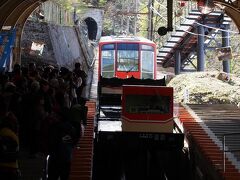 富山地鉄終点の立山駅で立山ケーブルカーに乗り換えます。あらかじめ９時４０分発と指定されていました（予約したのかどうか不明）。美女平まで標高差約５００メートルを一気に登ります。