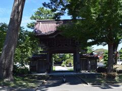 本間美術館の後は本間家ゆかりの地ということで、浄福寺に行ってみた。
浄福寺は本間家の菩提寺。

住宅街の中にひっそりとあるのですが、荘厳な雰囲気を醸し出している。
この唐門は三代目本間光丘の寄進により建てられたもので、耐震性に優れた四脚向唐門、格式高い二重折上小組天井と美しい唐破風屋根が非常に珍しく価値あるもの。