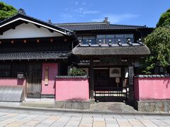 続いて自転車を走らせて向かったのは日和山公園。
途中にあった舞子茶屋の相馬樓。

江戸時代から酒田を代表する料亭であった相馬屋を改装したもの。
ピンクの塀が素敵。
残念ながらコロナの影響で閉館だった。