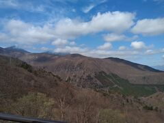 「いろは坂」

下り専用の第一いろは坂と上り専用の第二いろは坂の二つの坂を合計すると48か所もの急カーブがあることから「いろは48文字」にたとえてこの名がつきました。