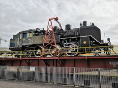 福知山駅といえば有名なのが、この転車台です。昭和47（1972）年まで福知山駅にあった転車台が保存されています。京都駅を出発してすぐに見えた梅小路蒸気機関車館にも転車台がありました。立体駐車場ではあたりまえですが、こういう回転するものを見ると、実際に乗ってみたくなります。