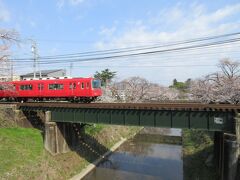 各務原市民公園の駐車場から歩いて3分程で着きます。
