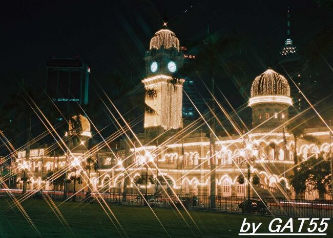 スルタン・アブドゥル・サマド・ビルの夜景。<br />クロスフィルター使用。