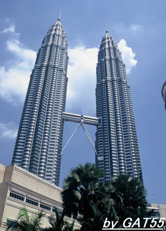 タワー１を日本のハザマが、タワー２を韓国のサムスンが建設し1998年に完成したペトロナスツインタワー。