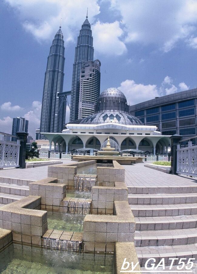 背景のペトロナスツインタワーと共に近代的なエリアです。