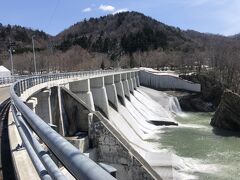 清水沢ダムの上に来た。