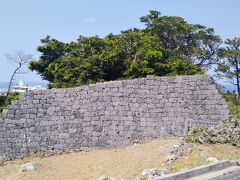 浦添城跡の城壁は沖縄戦による破壊後に石材が持ち出され、ほとんど残っていない。
現在見ることができる城壁の大部分は発掘調査の結果を基に復元されたものである。
復元された城壁は、往時の浦添城の姿を想像する手助けとなる。