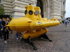 大公宮殿のあるモナコ・ハーバーの西側の地区にある海洋博物館の前には黄色い潜水艦が置いてある。