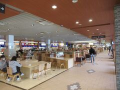 フードコートもとても広くて綺麗なサービスエリアでした。
バイクで高速に乗るのは4年振りです。