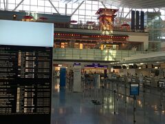 ～1日目～

きました、初めての羽田空港国際線！
国内線は利用したことがありますが、国際線はこれが初めて。上の階の飾り付けと綺麗さに魅力を惹かれますね～