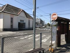 琴電屋島駅と、屋島山上シャトルバス琴電屋島駅バス停。

【屋島山上シャトルバス】
コロナの影響か、一日6本の運行ダイヤ。
JR屋島駅～琴電屋島駅～四国村～屋島山上の観光地を巡る観光的なバス。運賃は1回100円。
