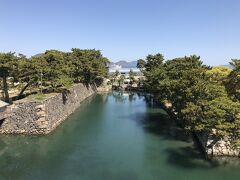 玉藻公園（高松城跡）。
天守台跡から日本三大水城の眺め。
堀跡（内堀）の先端部は水門、その先は瀬戸内海。

堀が海とつながっているので、潮の干潮による水位調整のための水門が設けられている。堀にはタイやチヌ等の海の魚が泳ぎ、エサやりできる。
