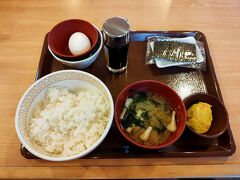 すき家　191号萩店にて朝食に卵かけご飯定食を食べる