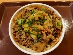 夕食は、すき家　191号萩店にて定番の牛丼を注文する