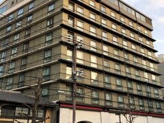 京都・河原町『Fauchon L'Hotel Kyoto』

2021年3月16日にオープンした『フォションホテル京都』の
外観の写真。

2019年6月30日付で営業を終了した『ホテルサンルート京都』の建物を
大規模改修し、『フォションホテル京都』が誕生しました (^^♪

お部屋のチェックが済み、アフタヌーンティーを
いただいたばかりですが、緊急事態宣言中でお店の閉店時間も早いので
暗くならないうちにショッピング＆ディナーに出かけます。

ここまでのブログはこちら↓

<東京・羽田－大阪・伊丹間NH19便ANAプレミアムクラス搭乗記♪
B787-8（国際線仕様）のプレミアムクラスの機内食＆お酒★
空港リムジンバスで京都駅へ♪>

https://4travel.jp/travelogue/11694931

<『フォションホテル京都』宿泊記 ① 
最上級カテゴリー「プレステージスイート東山ビュー」に
アップグレード★お部屋のグルメバーのスイーツは食べ放題♪>

https://4travel.jp/travelogue/11683050

<『フォションホテル京都』宿泊記 ②
アフタヌーンティーは素敵な【サロン ド テ フォション】で
パリ直輸入のマカロンなどをいただきました♪フィットネス【ジム】>

https://4travel.jp/travelogue/11685243

<『フォションホテル京都』宿泊記 ③ 
ピンクに包まれた【ペストリー＆ブティックフォション】の商品の
お値段★カフェ【FAUCHON LE CAFE（フォション ル・カフェ）】
日本橋高島屋S.C.店でランチ♪>

https://4travel.jp/travelogue/11685928