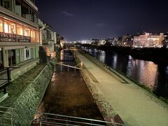 京都・四条河原町「四条大橋」から撮った鴨川の写真。

夏は川床ですね。
