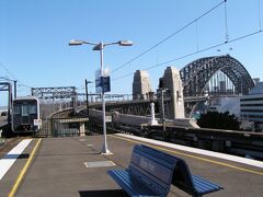 まずは、写真のミルソンズポイント駅(Milsons Point)周辺の、僕の一番のお気に入りのエリアを散策する。