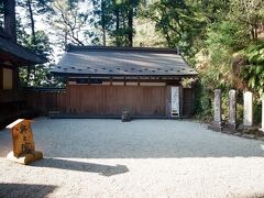 供物所は5分前だが閉まっていた。