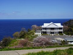 海の青がいい。写真と肉眼とではちょっと色合い変わりますね。もう少し濃い印象だった。オートで補正されてるんだろうか。水仙ないし施設も店も開いてなさそうだけど桜発見。